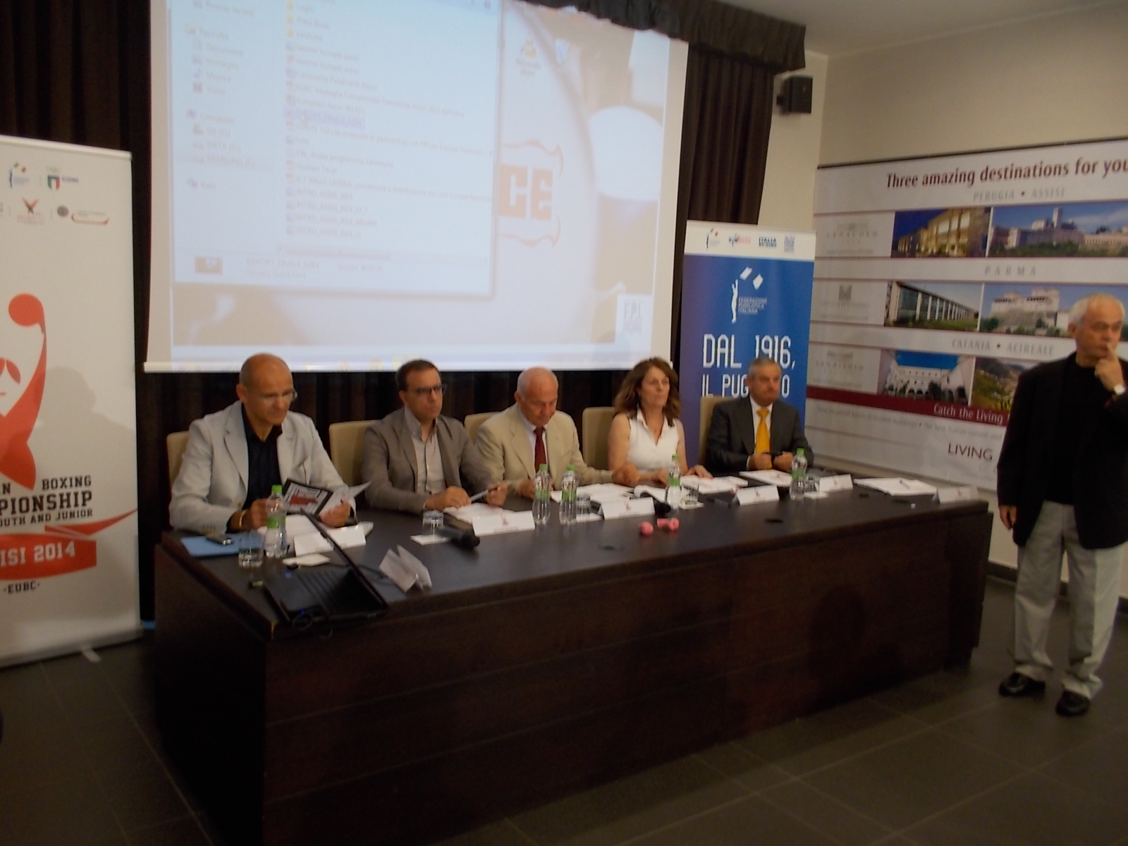 #Assisi14 Euro Women's Junior/Youth Boxing championships: Nella giornata di pausa si è parlato de "IL FENOMENO DEI GUANTONI ROSA - COME LA DONNA CAMBIA LO SPORT".