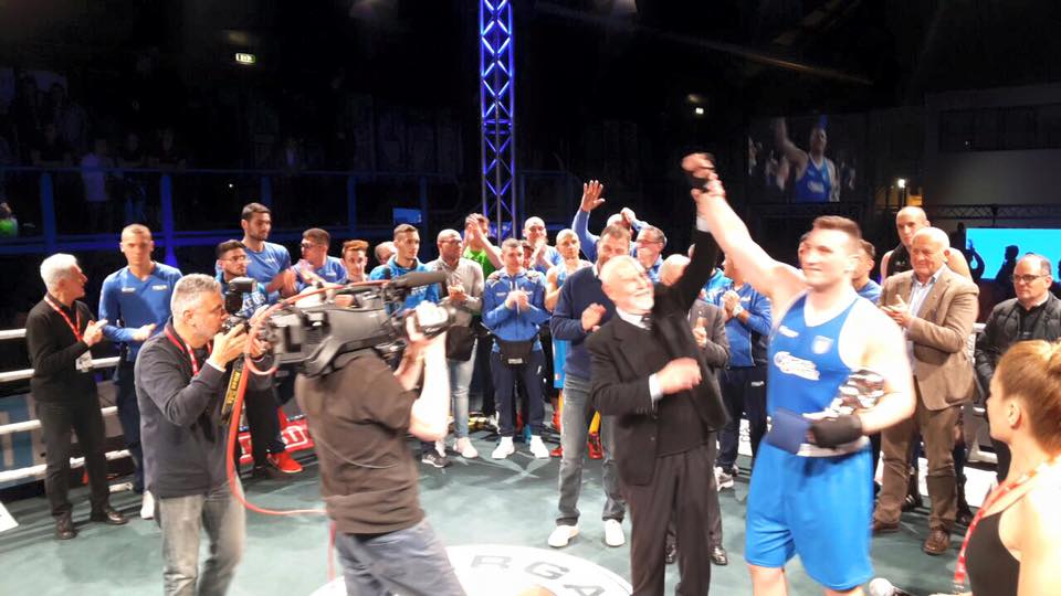 Il Palabadminton ha reso omaggio al Grande Roby Cammarelle che ha chiuso la sua Carriera con un'altra Vittoria #GrazieRoby #ItaBoxing 