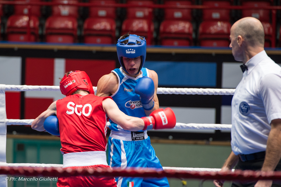 Oggi nei quarti dell'Europeo Youth 56 Kg sul ring Di Serio contro l'inglese Strand #ItaBoxing #EUBCYouth2015 #noisiamoenergia #WeWantRoma